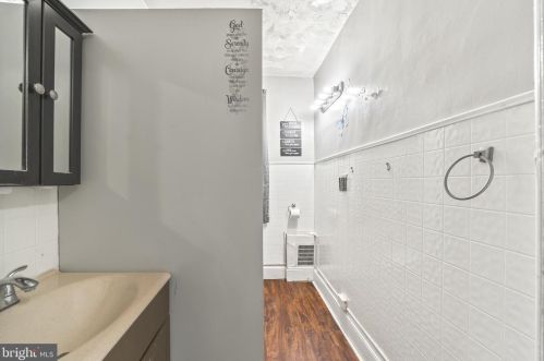 33 Mcclellan Ave, Trenton NJ 08610-6050 exterior