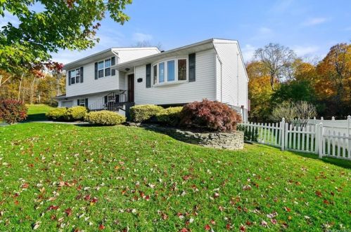 86 Decker Dr, Washingtonville, NY 10992-1383
