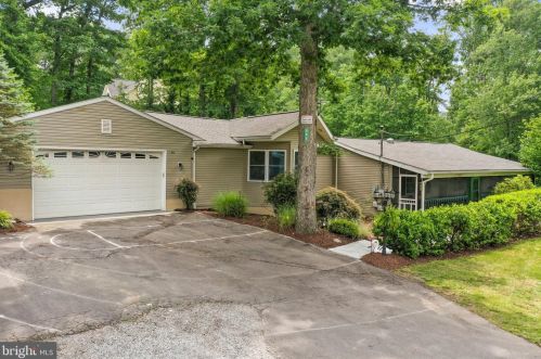 895 Lower Clubhouse Dr, Harpers Ferry, WV 25425-4750