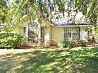 939 Foxhill Dr, Fresno, CA 93720-1221