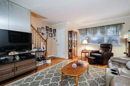 832 Throggs Neck Expy, Bronx, NY 10465-1650