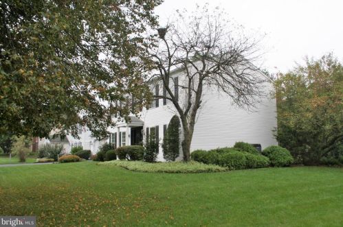 237 Lamp Post Ln, Swatara, PA 17033-1881