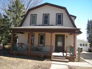 194 Main St, Clintonville, WI 54929-9113