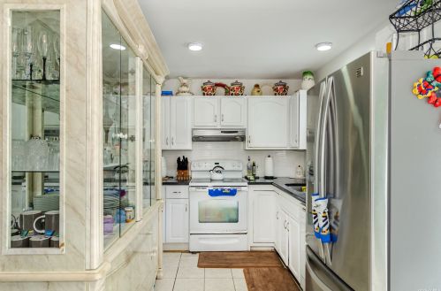 9 Cedar Dr, East Hampton NY  11937-1477 exterior