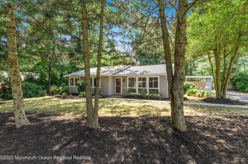 197 Oak Hill Rd, Tinton Falls, NJ 07701-5729