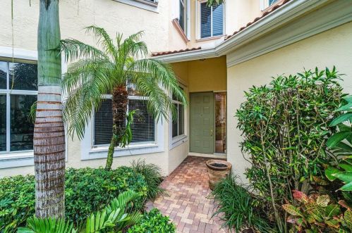 102 Palm Bay Cir, West Palm Beach, FL 33418-5722