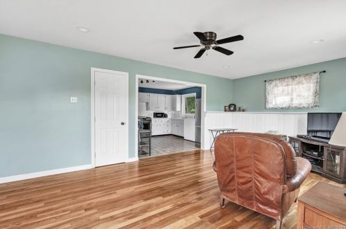 27 Spruce St, Milford, CT 06460-3524