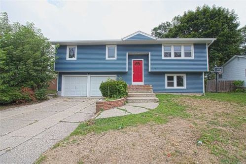 17 Kennedy Dr, South Setauket, NY 11720-3019