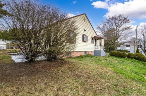 18 Phillips St, United States Coast Guard Ac CT  06320-2619 exterior