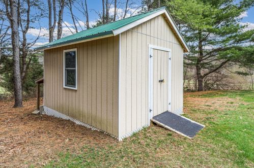 16 Snell Rd, Lee NH  03861-6719 exterior