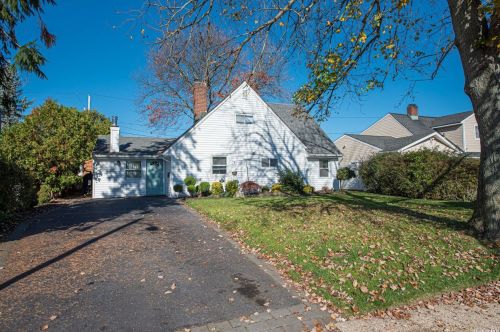 37 Winter Ln, Hicksville, NY 11801-6219