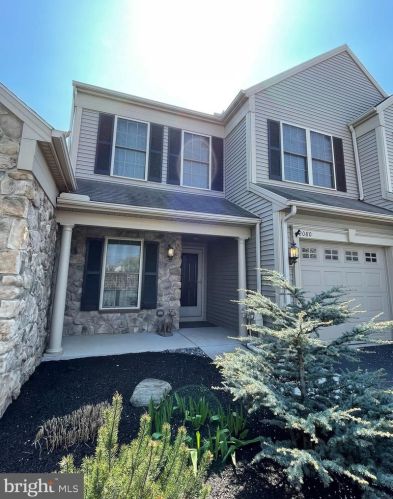 2080 Deer Run Dr, Hummelstown, PA 17036-7084