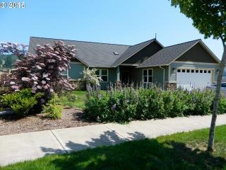 1552 Lakeview Dr, Silverton, OR 97381-8743