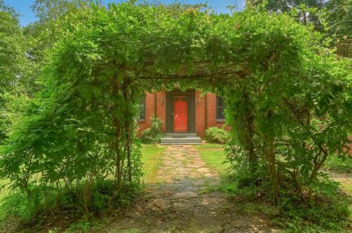237 Indiana Dr, Glenshaw, PA 15116-3011