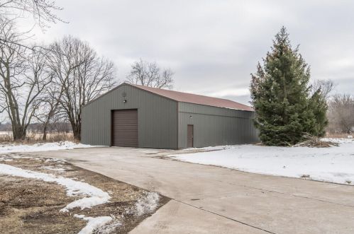 18445 Coffee Rd, Waukesha, WI 53146-2826