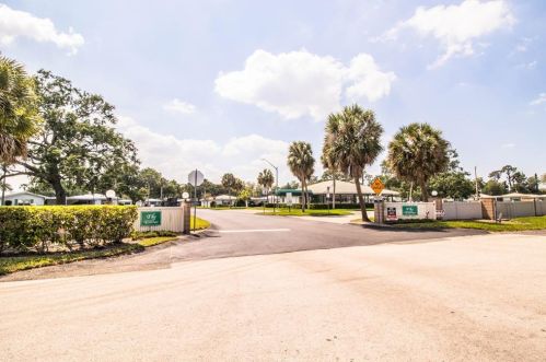 555 Cameo Dr, Lakeland FL  33803-2330 exterior
