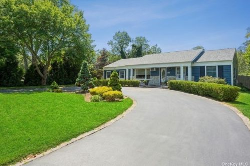 160 Edgewood Ave, Oakdale, NY 11769-2036