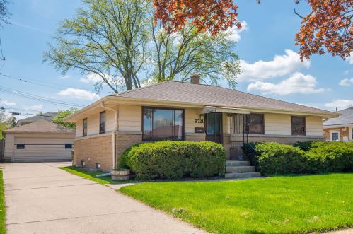 9721 Manitoba St, Milwaukee, WI 53227-3643