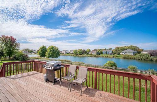 263 Stonefield Dr, Lake Mills WI  53551-1963 exterior