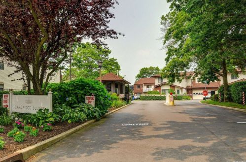 72 Cambridge Dr, Copiague, NY 11726-3233