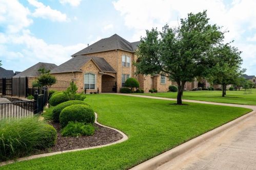 910 Shady Vale Dr, Kennedale, TX