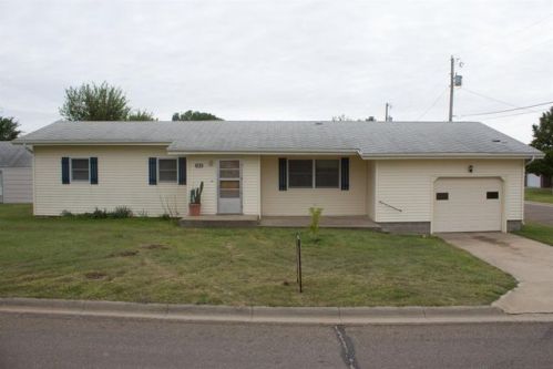 302 11th St, Victoria, KS 67671-9710