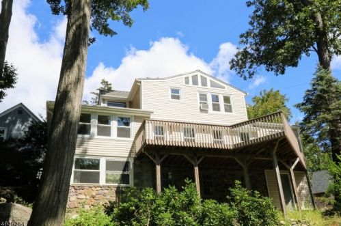122 Lakewood Dr, Parsippany NJ  07834-2820 exterior