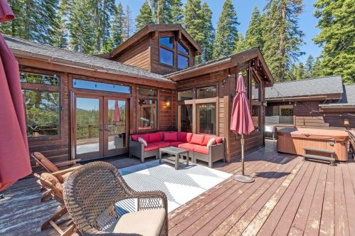 11298 Ski Slope Way, Truckee CA  96161-6603 exterior