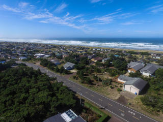 1617 Bayshore Dr, Waldport, OR 97394-9435