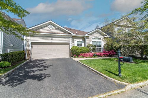 125 Hamlet Dr, Mount Sinai, NY 11766-3003