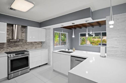 1905 45th Ave, Hollywood FL  33021-4105 exterior