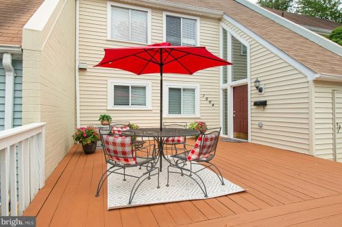 1564 Goldenrain Ct, Herndon VA  20190-4036 exterior