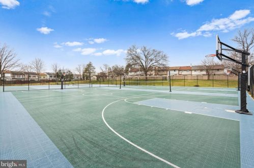 827 Spring Knoll Dr, Herndon VA  20170-3920 exterior