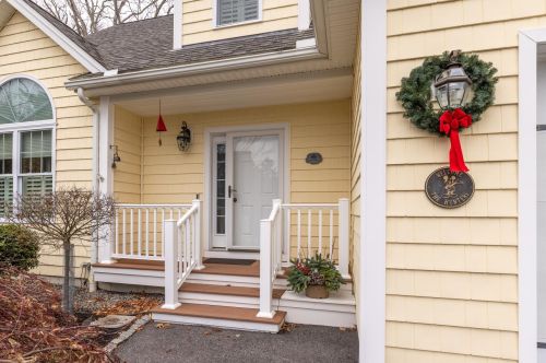 1 Greenvale Dr, Stratham, NH 03885-6536