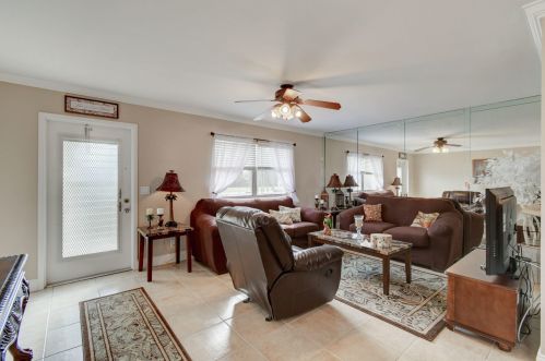 239 Saxony, Delray Beach, FL 33446-1842