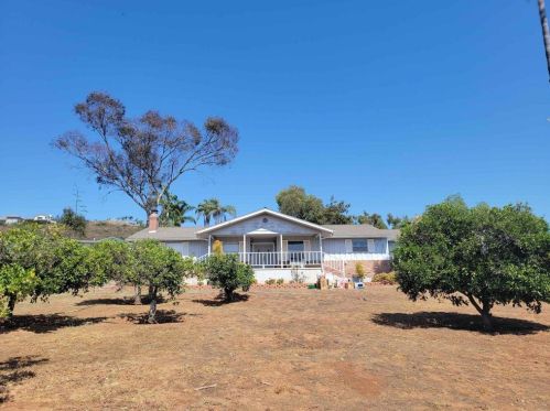 2220 Edgehill Rd, Vista, CA 92084-4822