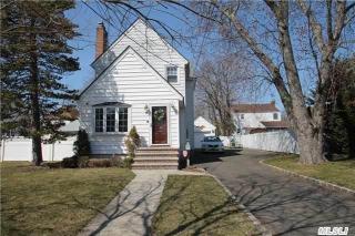 63 School St, Malverne, NY 11565-2213