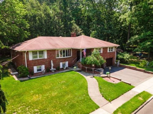 9 Dulles Dr, West Paterson, NJ 07424-2982