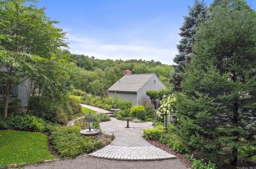 330 Stone Hill Rd, Scotts Corners, NY 10576-1422