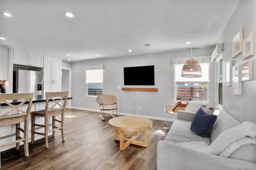 1455 Chalcedony St, San Diego CA 92109-2126 exterior