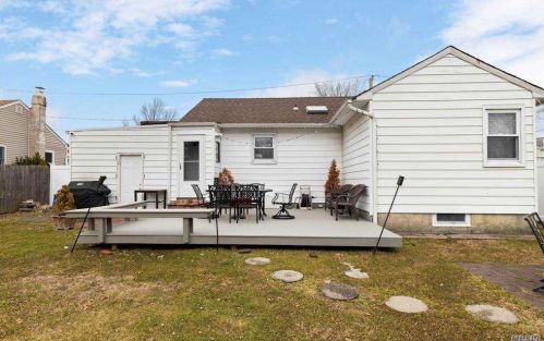 32 Leibrock Ave, North Lindenhurst NY 11757-1825 exterior