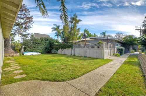 142 Glaucus St, Encinitas CA  92024-1601 exterior