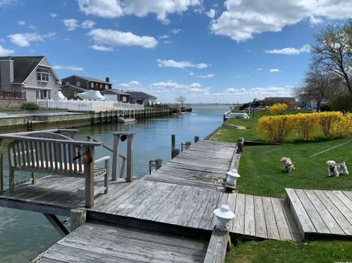 33 Barracuda Rd, East Quogue, NY 11942-4915