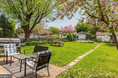 13 3rd St, Mount Wolf, PA 17347-6702