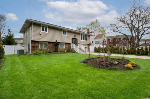 2280 Lakeview Rd, North Bellmore, NY 11710-4209