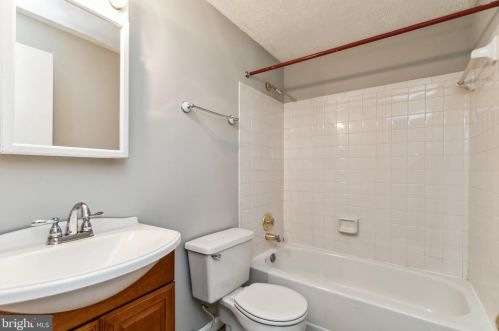 13207 Nassau Dr, Woodbridge VA  22193-4104 exterior
