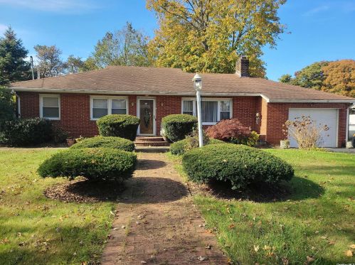 1097 Nugent Ave, Bayshore, NY 11706-1339