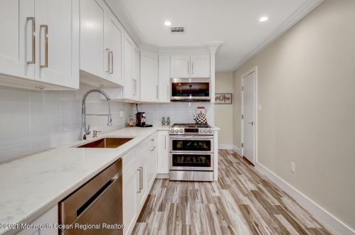 4 Windsor Ct, Jackson Twp NJ  08527-1214 exterior