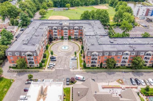 307 Regency Pl, Woodbridge NJ  07095-1032 exterior