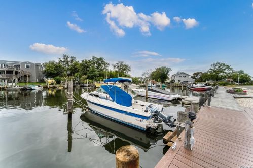 30 Waters Edge Ct, Babylon, NY 11702-4217